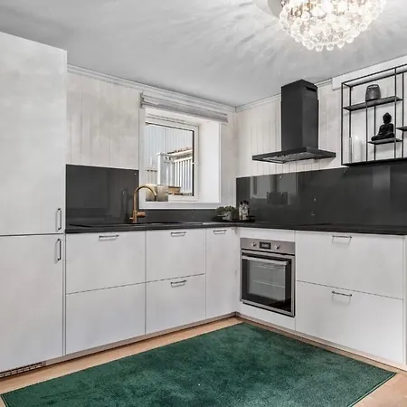 Spacious 3 Bedroom Basement With Parking, Close To Center Trondheim