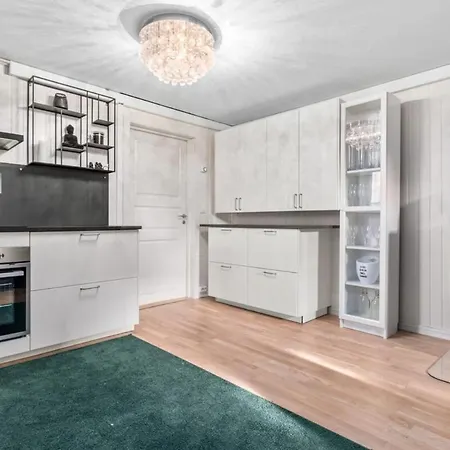 Apartamento Spacious 3 Bedroom Basement With Parking, Close To Center *