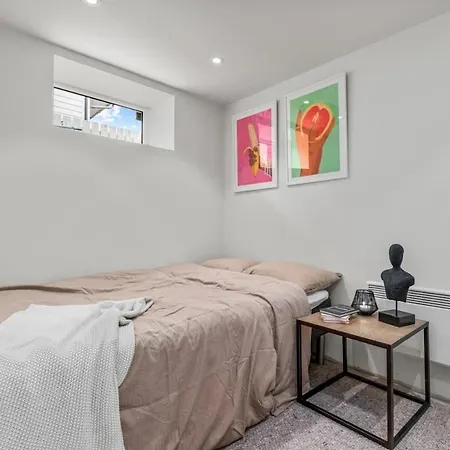 Spacious 3 Bedroom Basement With Parking, Close To Center Apartamento