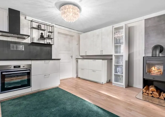Apartamento Spacious 3 Bedroom Basement With Parking, Close To Center *