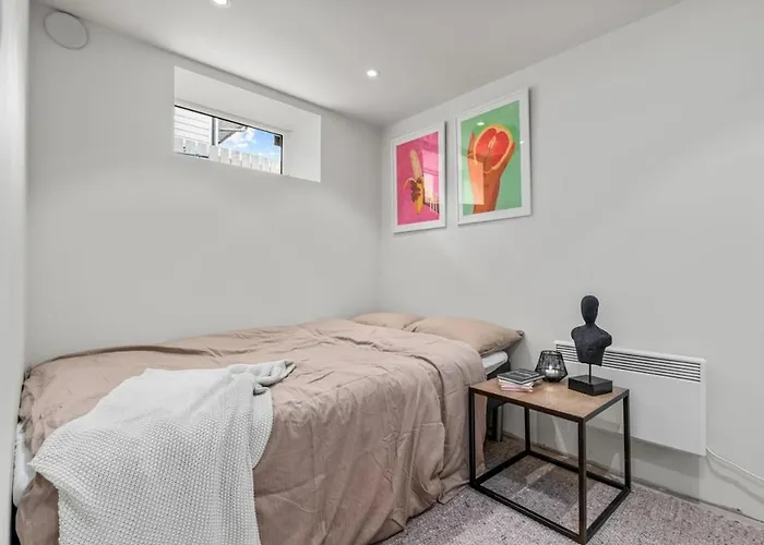 Spacious 3 Bedroom Basement With Parking, Close To Center Apartamento