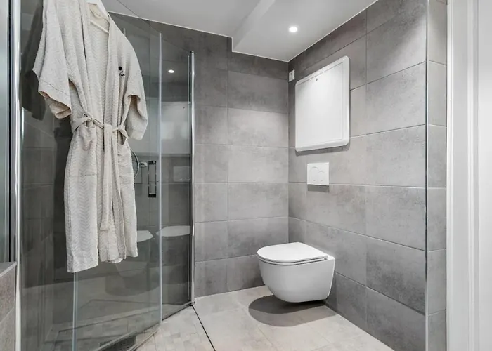 Spacious 3 Bedroom Basement With Parking, Close To Center *