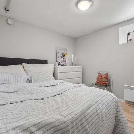 Apartmán Spacious 3 Bedroom Basement With Parking, Close To Center