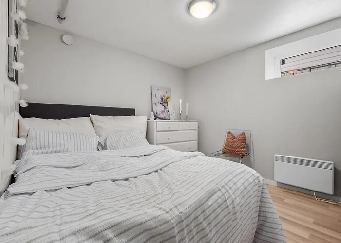 Apartmán Spacious 3 Bedroom Basement With Parking, Close To Center